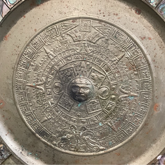 Vintage - Mayan / Aztec Calendar Wall Hang - Silver or Brass with Abalone Shell - Picture 3 of 9